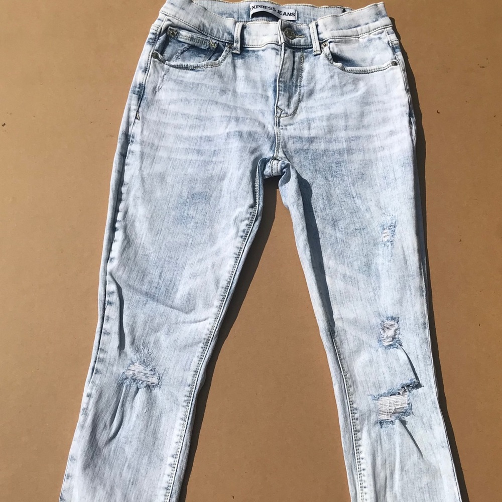 NWOT EXPRESS SIZE 4 DESTROYED JEGGINGS LIGHT WASH